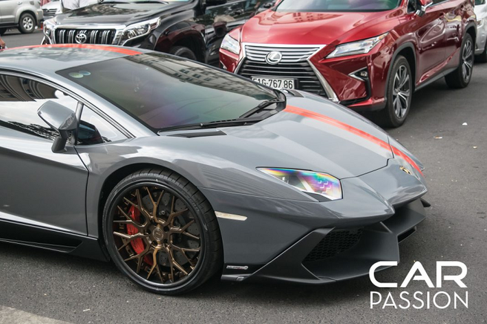 Đối với những chiếc Aventador Coupe đời đầu, sau một thời gian dài sử dụng và vận hành, có lẽ những vị chủ nhân muốn đem lại cho chiếc xe “một vài thay đổi”. Họ có thể lựa chọn giữa khá nhiều thương hiệu độ xe cùng những gói bodykit được thiết kế phá cách, táo bạo. Tuy nhiên, một số người lại có cảm tình với những phiên bản nâng cấp của chiếc Aventador Coupe. Chính vì thế mà việc “nâng đời” bằng cách trang bị một gói bodykit cũng là một hướng hợp lý mà giới chơi xe lựa chọn.