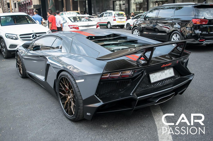 Lamborghini Aventador LP700-4 tại Việt Nam được trang bị động cơ V12 6.5 lít sản sinh công suất lên tới 700 mã lực. Chiếc xe có thể tăng tốc từ 0-100km/h trong vòng 2,9 giây, đồng thời đạt tốc độ tối đa lên tới 349km/h.