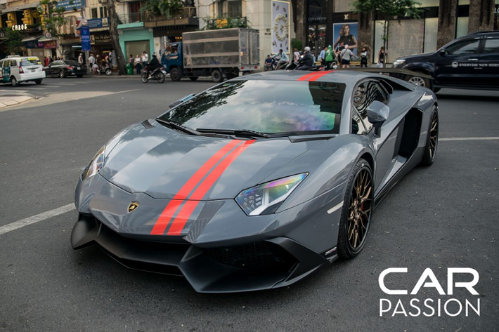 Điển hình như chiếc Aventador LP700-4 màu Bianco Canopus dưới đây, chiếc xe được trang bị một bộ kit nâng cấp bao gồm cản trước sau, lip hông 2 bên. Bộ kit nâng cấp này đem lại vẻ tương đồng với phiên bản 50th Anniversario của Aventador. Đối với phiên bản 50th, phiên bản được ra đời vào năm 2013 nhằm hướng tới lễ kỉ niệm 50 năm ngày thành lập thương hiệu Lamborghini. Chỉ có 200 chiếc được sản xuất chia đều cho 2 phiên bản coupe và roadster.