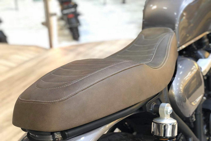 Yên xe trên bản concept được làm khá đẹp và dày dặn dưới lớp da bò sáp cổ điển. Thế nhưng, yên sau khá dày khiến dàn đuôi lệch lạc với khung sau và cho độ liền lạc chưa được hợp lý nhất.