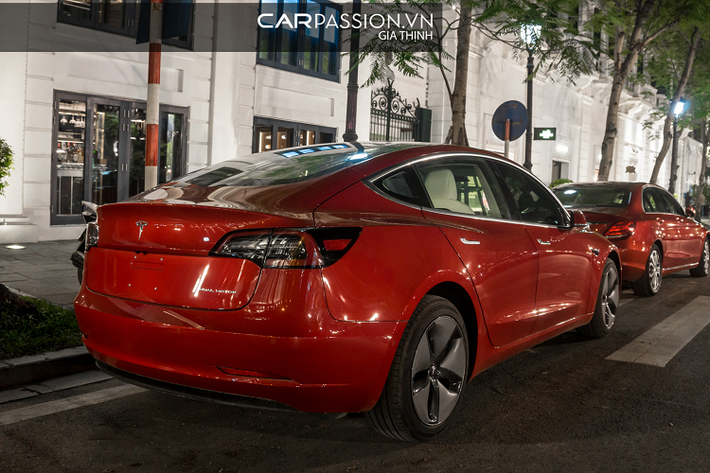 Tesla Model 3 được trang bị khoang nội thất đơn giản với cabin đã được lược bỏ đi gần như toàn bộ các nút bấm, thay vào đó là một màn hình cỡ lớn ở vị trí trung tâm với khả năng điều khiển phần lớn các chức năng. Cần số được tích hợp thành dạng cần gạt phía trước vô-lăng.