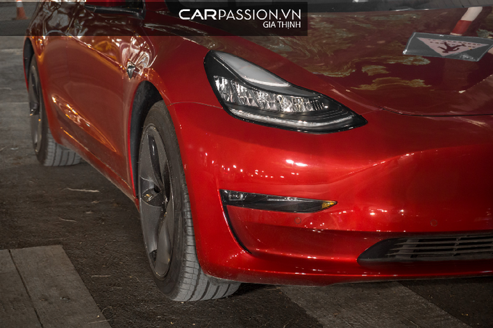 Đuôi xe có thiết kế đầy đặn như “đàn anh” Model S, một điểm thú vị về Model 3 là mẫu xe điện này có đến hai khoang hành lí bao gồm phía dưới nắp ca-pô và khoang sau giúp cho thể tích chứa đồ trên xe có thể đạt mức 425 lít.