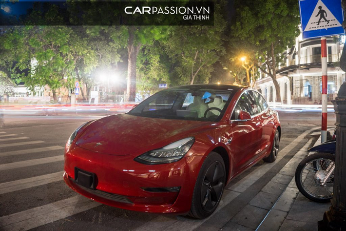 Mới đây nhất, chiếc xe điện Tesla Model 3 sở hữu ngoại thất đỏ rực này đã bị bắt gặp khi đang đậu tại một khách sạn nổi tiếng ở Hà Nội. Hiện nay tại Việt nam có không quá 5 chiếc Tesla Model 3 được đưa về nước và chiếc Model 3 xuất hiện trong bài viết là chiếc màu đỏ duy nhất.