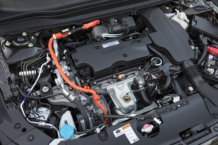 Sức mạnh của xe đến từ 2 khối động cơ hybrid thế hệ thứ 3, cùng khối động cơ 4 xy-lanh dung tích 2.0L i-VTEC với tổng công suất lên đến 215 mã lực.