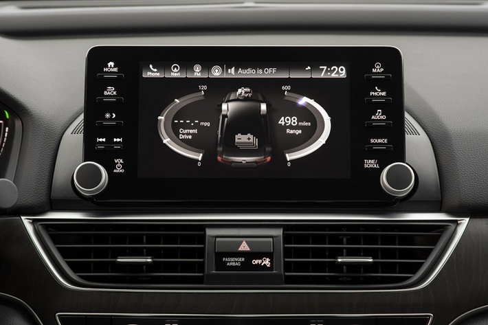 Honda Accord Hybrid 2020 được trang bị tiêu chuẩn gói hỗ trợ lái Sensing suite, bao gồm hệ thống hỗ trợ phanh khi va chạm cùng với chức năng phát hiện người đi bộ, hệ thống hỗ trợ làn đường, chức năng kiểm soát hành trình thích ứng với công nghệ phát hiện biển báo giao thông.