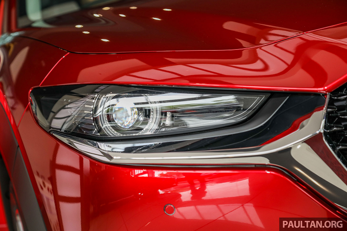 Mazda CX-30 phiên bản 2.0 High cao cấp được trang bị đèn pha LED có chức năng tự động cân bằng (tiêu chuẩn cho tất cả các CX-30), đèn LED chiếu sáng ban ngày, chìa khóa thông minh (Keyless Entry), khởi động bằng nút bấm (Start/Stop). Tổng thể hài hoà với “dàn chân” lắp mâm 18 inch (215/55R18).
