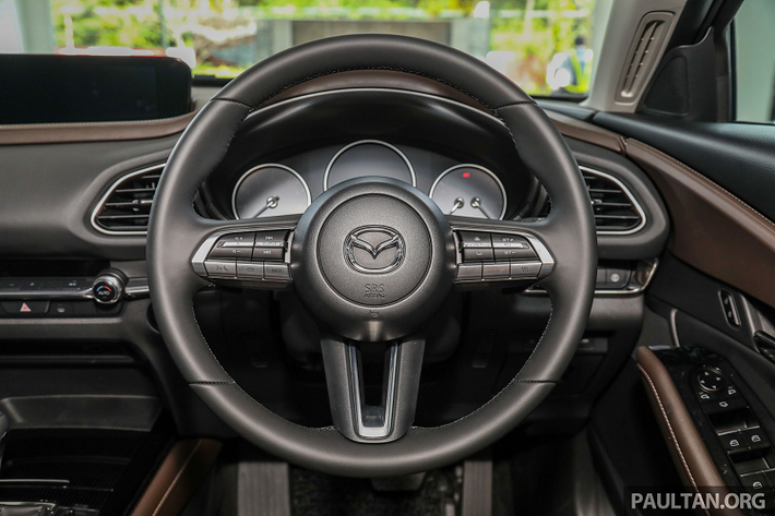 Ghế ngồi bọc da Nâu + ghế lái chỉnh điện 10 hướng trong khi ghế hàng khách chỉnh tay. Mazda CX-30 trang bị màn hình thông tin giải trí 8,8 inch hỗ trợ kết nối Apple CarPlay và Android Auto. Trang bị màn hình hiển thị trên kính lái (HUD), hệ thống âm thanh 08 loa và camera lùi.