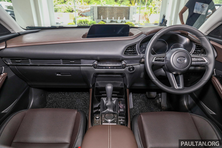 Vì được phát triển chung một khung gầm, nên CX-30 chia sẻ khá nhiều với “người anh em” Mazda3 thế hệ mới. Chính vì thế, nội thất CX-30 mang thiết kế tương đồng với Mazda3 hatchback.