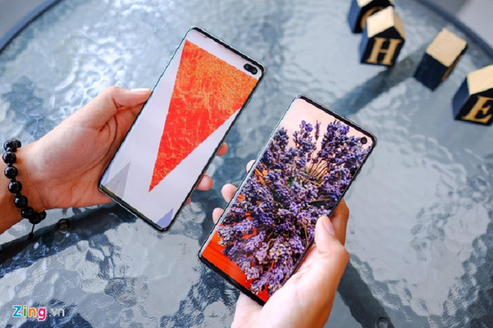 Galaxy S10+ bản 512 GB (trái) chính hãng được giảm 8 triệu đồng, còn 21 triệu đồng. Mức giảm giá Galaxy S10 này bằng với phiên bản 128 GB. Chương trình áp dụng khi khách hàng mua online tại một số hệ thống lớn đến hết ngày 15/11. So với bản tiền nhiệm, máy được nâng cấp đáng kể về màn hình tràn viền, khả năng hiển thị tốt. Bên cạnh đó, Galaxy S10+ còn được trang bị hệ thống 3 camera sau chất lượng. Điểm yếu của model này đến từ cảm biến vân tay trong màn mình còn khá chậm.