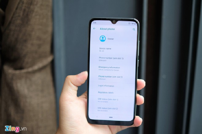 Xiaomi Mi A3 chính hãng cũng được điều chỉnh giá. Cụ thể, một số cửa hàng bán model này với giá 4 triệu đồng, giảm 2 triệu đồng. Máy có cấu hình tốt trong phân khúc (Snapdragon 665, RAM 4 GB), cảm biến vân tay dưới màn hình và 3 camera sau, hỗ trợ chụp góc rộng. Tuy nhiên, điểm trừ của máy đến từ màn hình với chất lượng chỉ dừng lại ở mức HD+.