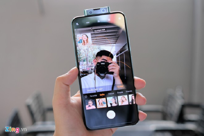 Dù mới được ra mắt khoảng 1 tháng nhưng Vivo V17 Pro chính hãng đã giảm 1,4 triệu đồng, còn 8,6 triệu đồng. Chương trình áp dụng tại một số cửa hàng nhỏ. Đây là smartphone đầu tiên sở hữu hệ thống camera selfie kép trượt 32 MP và 8 MP. Thiết bị có màn hình tràn viền 6,44 inch, Full HD. Hệ thống 4 camera sau của V17 Pro bao gồm 48 MP, 8 MP và 2 camera 2 MP.