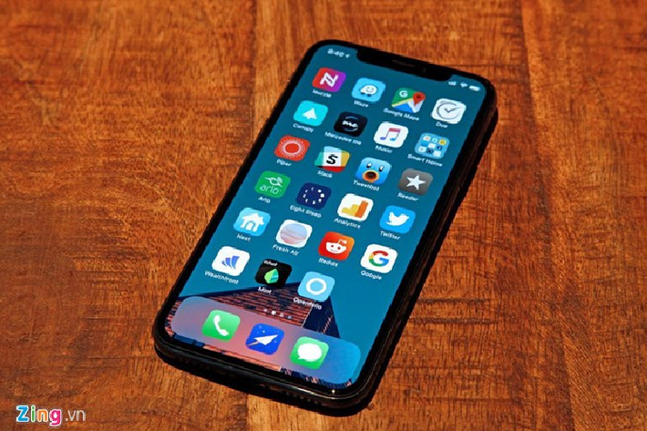 Sau khi iPhone 11 chính hãng về Việt Nam, một số hệ thống đã điều chỉnh giá bán của iPhone X. Theo đó, iPhone X 64 GB đang được bán với giá 19 triệu đồng, giảm 1 triệu đồng. Model này sở hữu màn hình OLED 5,8 inch, chip Apple A11 Bionic, tính năng Face ID và chạy trên nền iOS. Camera kép của máy đều có độ phân giải 12 MP.
