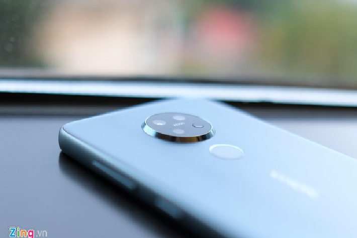 Nokia 7.2 giảm giá 1 triệu đồng, còn 6 triệu đồng. Chương trình áp dụng tại các hệ thống lớn, nhỏ. Máy có màn hình 6,3 inch, Full HD+, hỗ trợ phát những nội dung HDR10. Bên cạnh đó, với việc nằm trong dự án Android One, thiết bị sẽ được hỗ trợ tốt về cập nhật phần mềm. Model này được trang bị hệ thống 3 camera với thiết kế nhô lên hẳn so với mặt lưng, khá dễ trầy xước.
