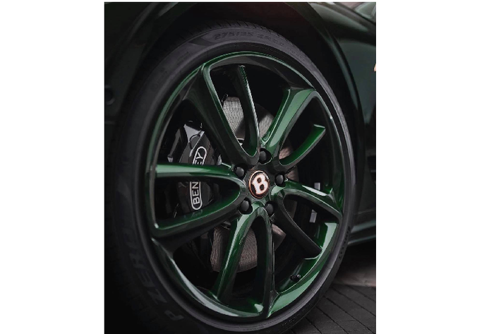 Chiếc Bentley Continental GT Number 9 mới này là một sản phẩm đặc biệt được tạo nên bởi bộ phận cá nhân hóa Mulliner và chỉ được sản xuất giới hạn đúng 100 chiếc trong năm nay. Số “9” trong tên xe được lấy cảm hứng từ chiếc xe đua sử dụng động cơ siêu nạp do Sir Hanry Ralph Stanley “Tim” Birkin sử dụng tại giải đua Le Mans 24 giờ năm 1930.