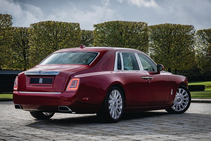 Đây là một tác phẩm của sự kết hợp giữa hãng xe sang Rolls-Royce và RED (một quỹ nghiên cứu cách chống lại các căn bệnh như AIDS, lao, sốt rét...) nhằm kỷ niệm 115 năm của thương hiệu Anh quốc. Theo kế hoạch, chiếc xe độc đáo này cũng sẽ được bán đấu giá để quyên tiền ủng hộ quỹ RED.