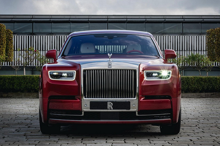 Điểm nổi bật của chiếc Rolls-Royce Phantom RED 2019 chính là lớp sơn màu sơn đỏ Magma Red với các hạt pha lê chìm trong lớp sơn bề mặt tạo nên sắc độ lóng lánh rất khác biệt. Có tổng cộng 5 lớp sơn và được đánh bóng bằng tay trong hơn 5 giờ đồng hồ.