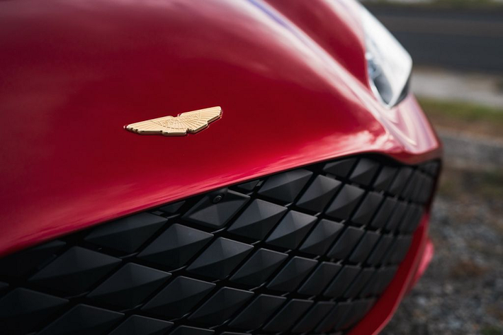 Nếu gam màu vàng được sử dụng quá nhiều trên xe, Aston Martin cũng sẵn lòng thay thế chúng bằng vật liệu carbon và nhôm dành cho bạn. Bộ phận cá nhân hoá "Q" của hãng siêu xe nước Anh sẽ giúp các thượng đế đạt được sở thích một cách thú vị nhất. Do đó, không gian nội thất của Aston Martin DBS GT Zagato được đánh giá là một khoang cabin đậm chất cá nhân.