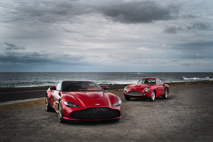 Theo đó, trong khuôn khổ sự kiện Audrain's Newport Concours diễn ra ở Hoa Kỳ, hãng siêu xe nước Anh - Aston Martin đã giới thiệu tới công chúng nguyên mẫu "bằng xương bằng thịt" của siêu phẩm Aston Martin DBS GT Zagato, "người anh em" tới từ thế kỷ XXI của chiếc DB4 GT Zagato Continuation.