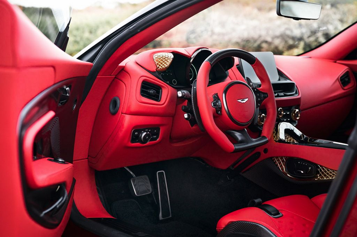 Với mức giá xe Aston Martin DBS GT Zagato cao ngất ngưởng, nó được trang bị "trái tim" là khối động cơ Superleggera V12 5.2L, tăng áp kép cho ra công suất tối đa 760 mã lực. Hiện nay, Aston Martin chỉ cung cấp duy nhất 1 lựa chọn về màu sơn ngoại thất, màu đỏ Supernova Red cho siêu phẩm này với các điểm nhấn bằng sợi carbon và bánh xe được gia công bằng công nghệ 3D màu đen pha sắc vàng nổi bật.