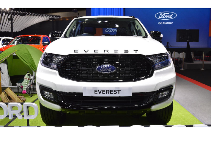 Điểm nhấn Ford Everest Sport 2020 mới chính là nhấn màu đen xuất hiện ở vỏ đèn sương mù, ốp gương chiếu hậu và đường ray mái. Lưới tản nhiệt ở mẫu Everest Sport nổi bật hơn so với các biến thể khác. Thay vì lưới tản nhiệt dạng ba thanh thường thấy trên các biến thể Titanium và Titanium +, thì Sport được bố trí dạng lưới và được phủ nước sơn đen bóng. Bên dưới cản trước mở rộng với một khe hút gió lớn và đèn sương mù nằm hai bên.