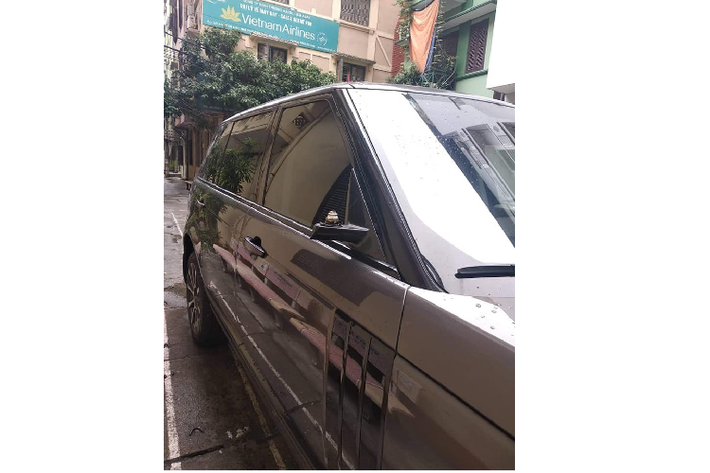 Đáng chú ý là trong con hẻm này còn có ba chiếc ôtô khác đỗ cùng với chiếc SUV hạng sang Range Rover màu xám lông chuột nhưng chỉ mình mẫu xe đắt tiền nhất lọt vào "mắt xanh" của những tên đạo chích chuyên đi "vặt gương" xe sang.