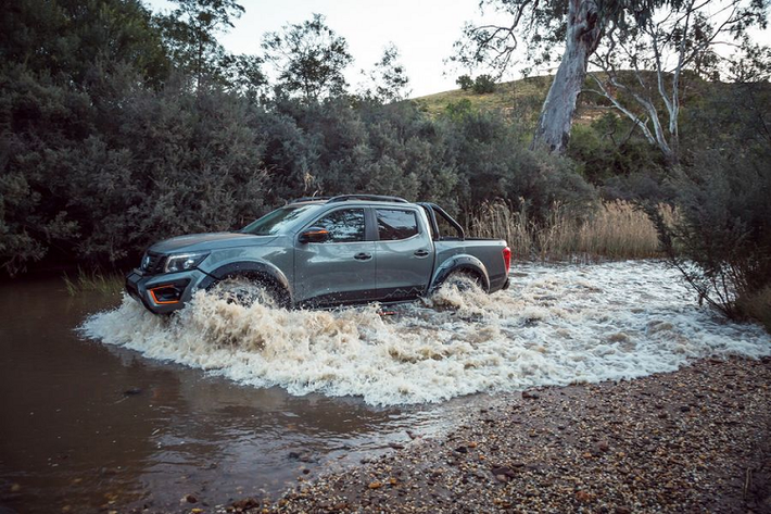 Đối với nội thất, Nissan thêm nhiều ốp nhựa độc đáo cho cabin, cũng như những miếng đề can "N-Trek Warrior" và thảm sàn có điểm nhấn màu cam.
