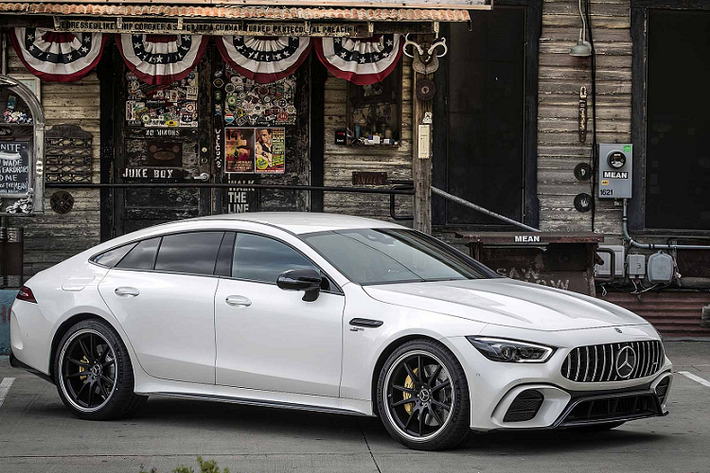 Ra mắt lần đầu tại tại triển lãm Geneva năm 2017, mẫu xe Mercedes-AMG GT 4-Door mới được lấy cảm hứng thiết kế từ siêu xe Mercedes-AMG GT. Mercedes-AMG GT 4-Door là mẫu sedan mang phong cách coupe tương tự ‘’người anh em’’ Mercedes-Benz CLS-Class.