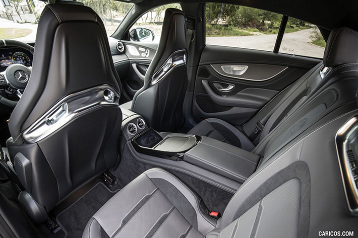 GT 4-Door Coupé về Việt Nam vừa có không gian rộng rãi với 4 ghế có thể chở theo được nhiều người nhưng vẫn có kiểu dáng quyến rũ và sức mạnh đáng nể của một siêu xe thể thao.