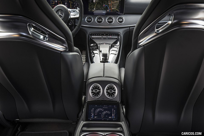 Về ngoại thất, Mercedes-AMG GT 53 4MATIC+ 4-Door Coupé sở hữu cụm lưới tản nhiệt dọc AMG với ‘’Mẹc’’ ở trung tâm, mâm 20 inch và đèn pha Multibeam LED. thân xe được trang bị gói khí động học bao gồm cản trước đặt thấp với hốc gió lớn tăng hiệu suất làm mát động cơ đặt trước (front-engine), bộ khuếch tán không khí phía sau được tối ưu hóa, cánh gió cỡ lớn có thể điều chỉnh được theo điều kiện hoạt động.