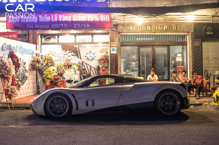 Pagani Huayra được đưa về nước cách đây 3 năm, nhưng khoảng 1 năm trở lại đây, chiếc xe mới được xuất hiện trên phố nhiều hơn sau khi có biển số. Chiếc Pagani Huayra màu cam Copper Metallic gắn liền với tên tuổi của đại gia Minh Nhựa – Một người được biết đến với những mẫu siêu xe độc đáo.
