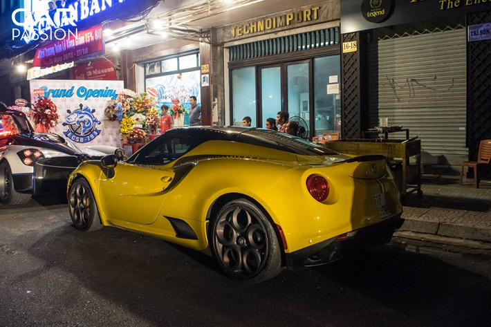 Alfa Romeo 4C Launch Edition sử dụng động cơ 4 xy-lanh dung tích 1.7 lít, sản sinh 237 mã lực và mô men xoắn cực đại đạt 350 Nm. Với trọng lượng thô chỉ ở mức 1.050 Kg và được trang bị hộp số tự động 6 cấp, mẫu xe thể thao hàng hiếm này có khả năng tăng tốc ngang ngửa với những mẫu siêu xe khi chỉ mất 4,1 giây để tăng tốc từ 0-100km/h và có tốc độ tối đa là 257 Km/h.