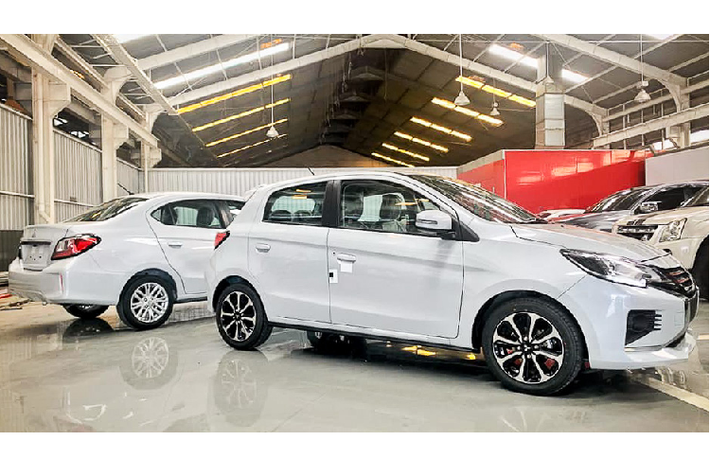 Vì là mẫu hatchback/ sedan nên chiều cao xe cũng ảnh hưởng đến thiết kế Dynamic Shield. Cụm đèn Mirage và Attrage mới không thể đặt ở phần dưới đèn sương mù mà được đặt ở trên như thông thường. Điều này giúp hệ thống đèn đỡ bị bụi bẩn và bùn lầy bám vào làm giảm sáng. cụm đèn pha LED (multi-bulb LED) và đèn sương mù được thiết kế mới.