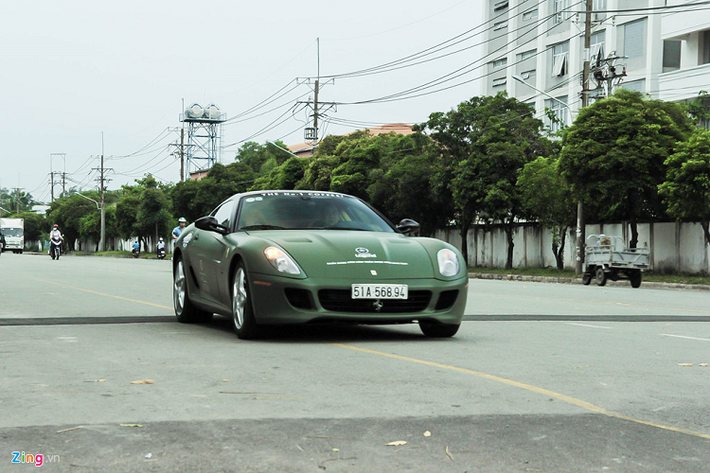 Khác với những siêu xe truyền thống của Ferrari, 599 GTB có gầm khá cao, chính vì vậy không gặp nhiều khó khăn khi vận hành trên đường Việt Nam.