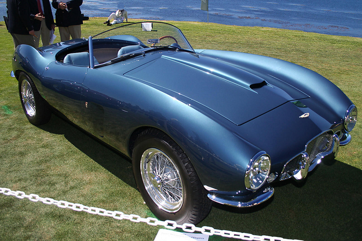 Aston Martin DB2/4 Bertone Spider Stanley H. “Wacky” Arnolt là một nhà công nghiệp ở Chicago, người đã nhập khẩu xe hơi nước ngoài vào Hoa Kỳ vào những năm 1950. Franco Scaglione đã đi làm trên khung gầm và tìm ra một thứ gì đó tuyệt đẹp. Ba trong số các khung gầm có thân máy bạn nhìn thấy bên dưới, với hai chiếc được trang bị tối thiểu để sử dụng thể thao trong khi chiếc còn lại được nạp đầy đủ cho sự sang trọng.