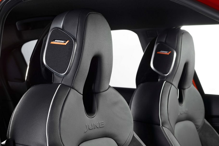Bên các trang bị tiện nghi, Nissan Juke 2020 còn sở hữu loạt trang bị công nghệ hỗ trợ người lái như hệ thống lái bán tự động ProPilot, hệ thống giữ làn đường, giữ an toàn với xe đối diện, hệ thống phanh khẩn cấp thông minh với nhận dạng người đi bộ và người đi xe đạp, hệ thống hỗ trợ tốc độ thông minh, cảnh báo giao thông phía sau, cảnh báo điểm mù và hỗ trợ biển báo giao thông.