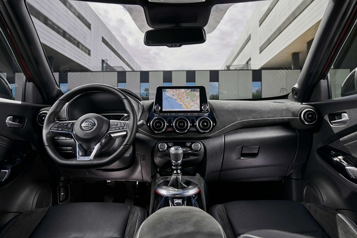 Không chỉ lột xác ở thiết kế nội và ngoại thất, mẫu xe crossover Nissan Juke 2020 cũng được hãng xe Nhật Bản tích hợp rất nhiều công nghệ giải trí hiện đại trên xe như các hệ thống kết nối mới nhất của Nissan, bao gồm cả Wifi trên xe, hệ thống kết nối điện thoại thông minh qua Apple CarPlay và Android Auto, hệ thống định vị vệ tinh, trợ lý ảo Google Assistant, hệ thống âm thanh Bose Personal Plus.