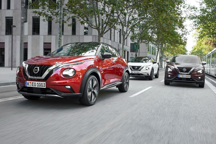 Cụ thể, về truyền động, Juke 2020 sở hữu khối động cơ xăng tăng áp 3 xy-lanh 1.0L, cho ra công suất 115 mã lực và mô-men xoắn cực đại 180 Nm (hoặc tuỳ chọn lên 200 Nm mô-men xoắn). Đi kèm với đó là hộp số sàn 6 cấp hoặc tự động ly hợp kép 7 cấp với lẫy chuyển số.
