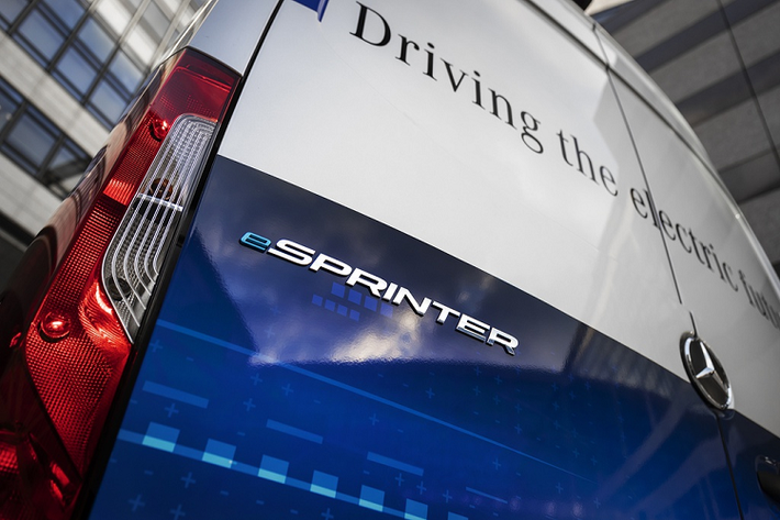 Mercedes-Benz giới hạn tốc độ của eSprinter ở mức 80 km/h, tuy nhiên xe vẫn có thể đạt được tốc độ 120 km/h nếu cần thiết. eSprinter có 4 mức phục hồi năng lượng và 3 chế độ lái khác nhau bao gồm E+, E và C. Các chế độ lái sẽ can thiệp vào việc điều chỉnh hệ thống điều hòa của xe nhằm tiết kiệm năng lượng.