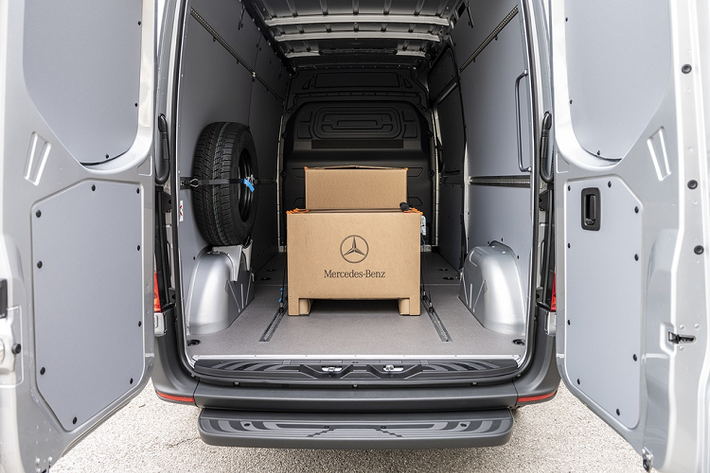 Mercedes còn cung cấp thêm cho khách hàng thương mại các ứng dụng như eVan Ready, eCharging Planner và eCost Caculator. Các tiện ích này cho phép người dùng tính được phạm vi di chuyển cũng như biết được tình trạng của những trạm sạc xung quanh. Giá xe điện Mercedes-Benz eSprinter hiện chưa công bố chính thức.