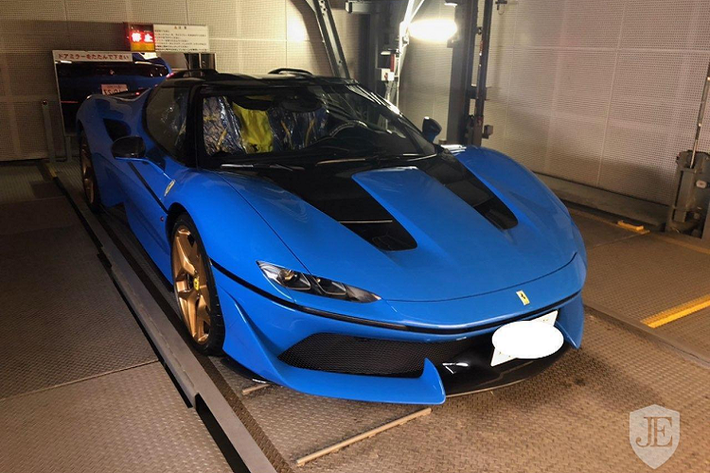Động cơ V8 tăng áp kép dung tích 3,9 lít của Ferrari 488 vẫn được giữ nguyên trên J50. Động cơ này vẫn tạo ra công suất cực đại 680 mã lực cùng mô-men xoắn cực đại 760 Nm. Kết hợp cùng hộp số ly hợp kép 7 tốc độ, siêu xe này mất khoảng 3 giây để tăng tốc lên 100 km/h từ vị trí xuất phát. Vận tốc tối đa của Ferrari J50 có thể đạt được là 330 km/h.