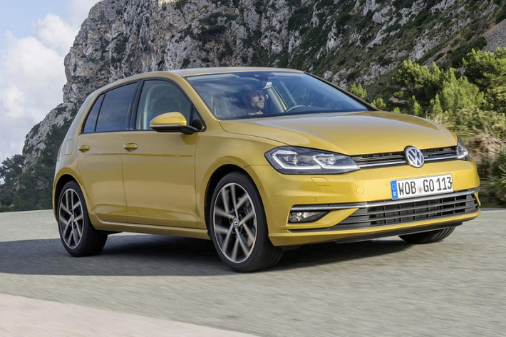 2. Volkswagen Golf: Giá bán không rẻ, thiết kế có phần nhàm chán nhưng Volkswagen vẫn được lòng người dùng tại châu Âu. Chiếc xe có ngoại hình nhỏ gọn, khả năng vận hành linh hoạt và không gian nội thất thoải mái. Trong đó phiên bản GTI sử dụng động cơ 4 xi-lanh 2.0L, sản sinh công suất 242 mã lực và mô-men xoắn 370 Nm.
