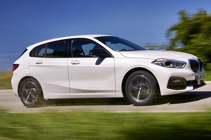 4. BMW 1-Series: Thế hệ mới của BMW 1-Series chuyển từ dẫn động cầu sau sang cầu trước. So với bản tiền nhiệm, BMW 1-Series cũng đã cải thiện không gian nội thất, rộng rãi và thoải mái hơn. Xe có hai bản động cơ xăng và ba bản động cơ diesel ở châu Âu. Thiết kế đẹp mắt, cảm giác lái thể thao và lanh lẹ trên phố đông là những ưu điểm của BMW 1-Series.