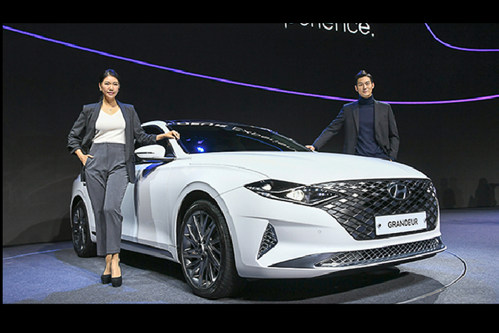 Nếu như các người dùng đã từng trầm trồ với thiết kế của Hyundai Grandeur 2020 mới facelift thì các bác sẽ hài lòng khi thấy ảnh thực tế của xe không khác gì với bản vẽ. Điều đáng tiếc duy nhất là hình ảnh ra mắt thực tế tại Hàn Quốc chỉ có phần đầu xe là thấy rõ.