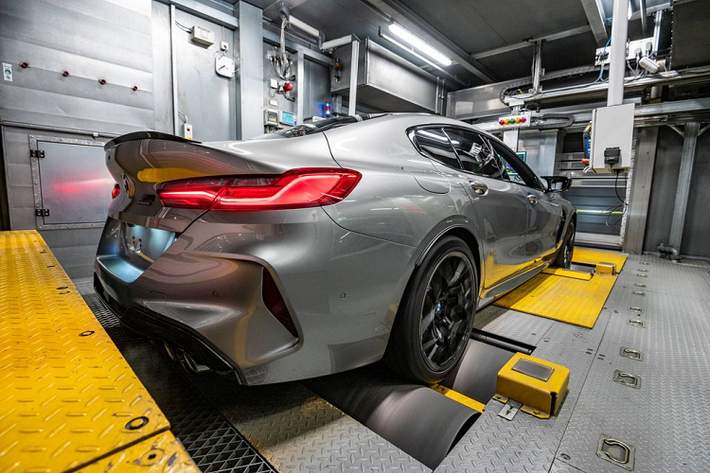 Hãng xe sang BMW cũng thông báo về kế hoạch tung ra phiên bản giới hạn 400 chiếc vào tháng 4 năm 2020. Về nhân vật chính, phiên bản đầu tiên của M8 Gran Coupe sẽ mang trên mình lớp sơn đặc biệt màu kim loại với tên gọi ‘BMW Individual Aurora Diamond Green’, cụm đèn đặc trưng BMW Laser cùng các điểm nhấn vàng rực & màu đồng và cuối cùng là một thiết kế mâm nhiều nan hình chữ Y – tương đồng một số nét với mẫu Concept M8 Gran Coupe 2018.