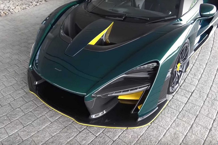 Giống với bên ngoài, nội thất của xe cũng được sử dụng rộng rãi sợi carbon với hia tông màu đen – xanh. Sợi carbon màu xanh được sử dụng ở ghế ngòi, nơi nó được dùng để tạo thành khung ghế trước khi được gắn các tấm đệm bọc da lộn Alcantara lên. Vô-lăng cũng được sử dụng loại vật liệu này. Trong khi đó, sợi carbon màu đen lại là phần còn lại của cả khoang lái, tức phần khung Monocoque III. Đai an toàn được thể hiện trong màu vàng.