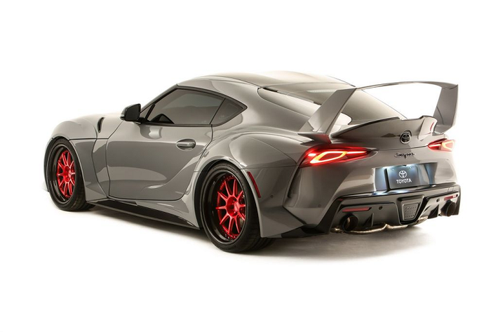 Ngoài ra, điểm đặc biệt của bản độ Toyota Supra mới này là sự xuất hiện của 1 chất liệu điển hình trên những mẫu xe đua – sợi carbon, xuất hiện trên tấm trần thay thế cho vật liệu thép. Về màu sắc, nhà độ đã tinh tế lựa chọn màu Xám Xi măng (Cement Grey), kết hợp cùng màu đỏ của vành xe trông cực nổi bật. Mâm trước và sau của xe có kích thước khác nhau, lần lượt là 10x20-inch và 12x20-inch, bọc trong bộ lốp Continental ExtremeContact Sport 285/30 và 335/25.