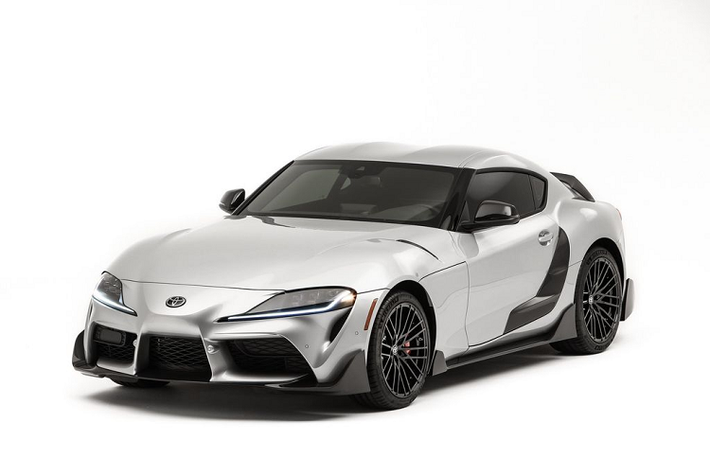 Cuối cùng nhưng không kém phần quan trọng chính là mẫu ý tưởng GR Supra Performance Line – 1 sản phẩm của đội ngũ Chuyên Chỉnh sửa và Phát triển của hãng xe ôtô Toyota (TCD), mang trên bình bộ body kit bằng sợi carbon.
