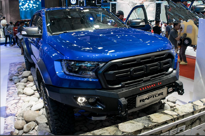 Bản độ Ford Ranger Raptor đến từ Hamer được trang bị phần cản trước khác biệt được làm từ kim loại thích hợp với mục đích sử dụng cho việc mang xe đi offroad và được khắc chữ “Hamer” màu đỏ nổi bật.