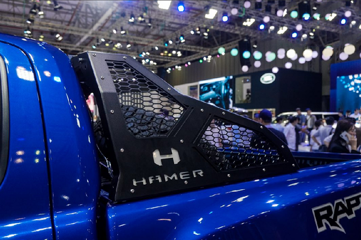Một điểm mới khác của bản độ đến từ Hamer trên chiếc bán tải Ford Ranger Raptor là bộ giá để đồ dùng để chở thêm một bánh xe dự phòng khác, hai bên hông của phần giá để được thiết kế theo dạng lưới và khắc tên thương hiệu “Hamer”.