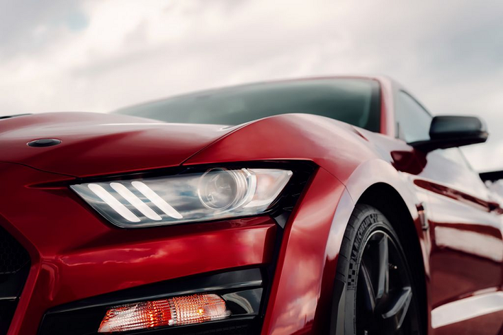 Ngoài ra, Chevrolet Camaro ZL1 xuất hiện tại đại lý Holden Special Vehicles (HSV) với giá 162,190 AUD (2.6 tỷ đồng), tiết kiệm khoảng một nửa so với giá bán dự kiến của Shelby GT500.